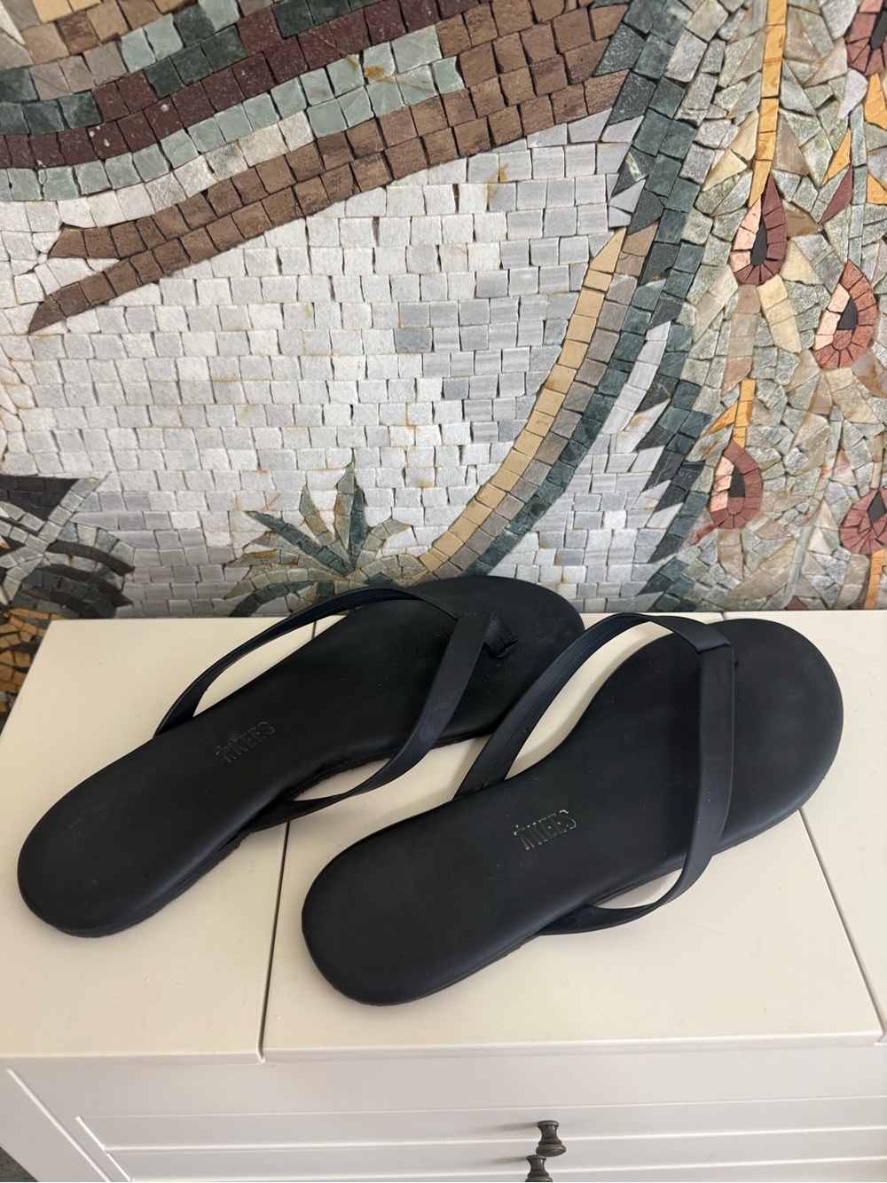TKEES Black Minimalist Thin-Strap Flip Flop Sandals